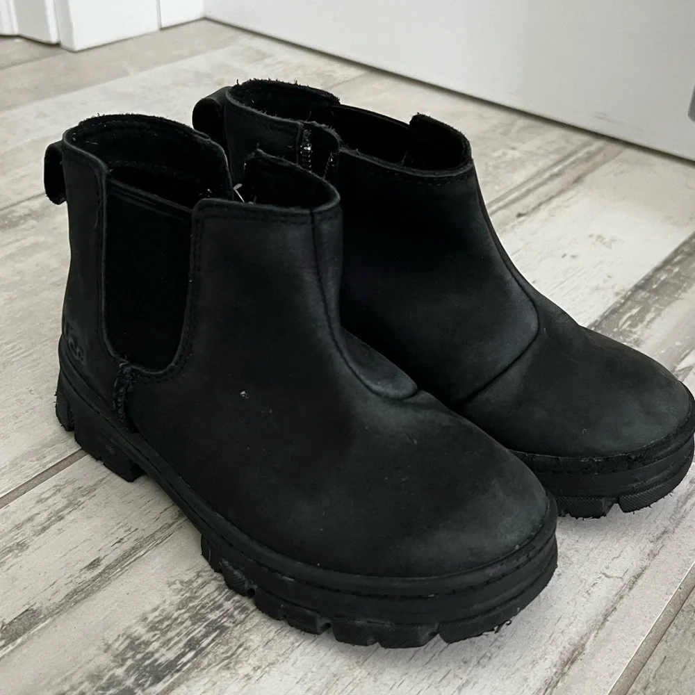 UGG - toddler Chelsea ankle boot - size 12